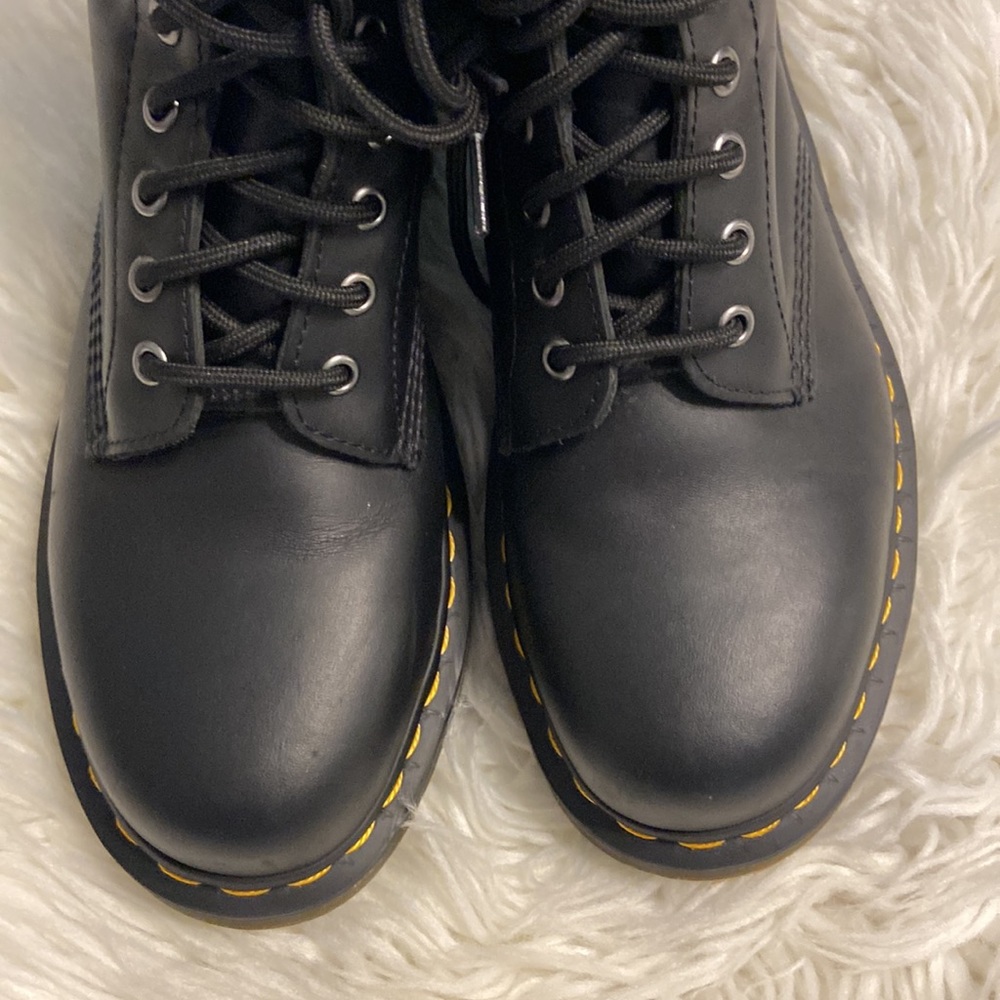 Dr.Martens  Air Wair with sole bouncing 🥾 size 8M BNWOT please see all photos - Picture 6 of 17